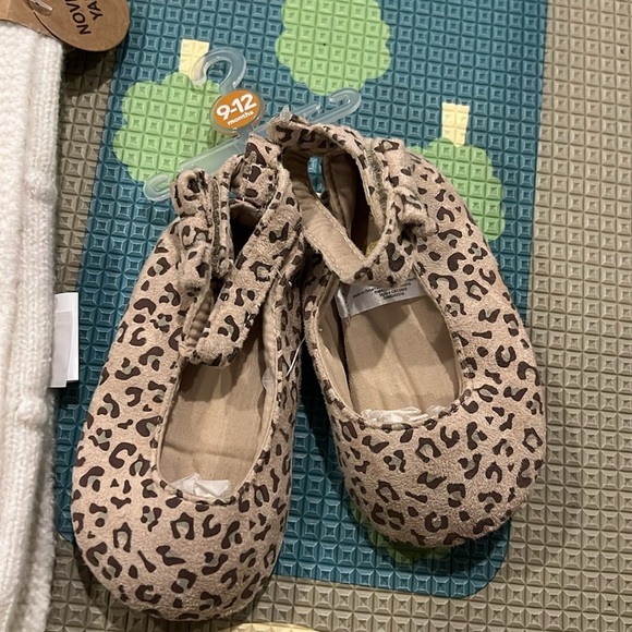 Bear paw hat and blanket set and baby shoes NWT - Picture 2 of 3